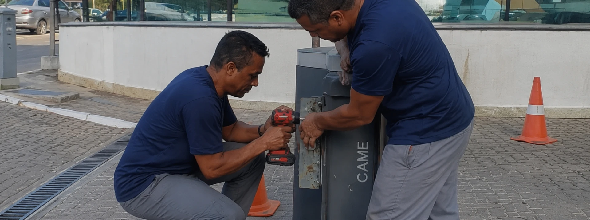 Equipe MSKT em manutenção predial externa